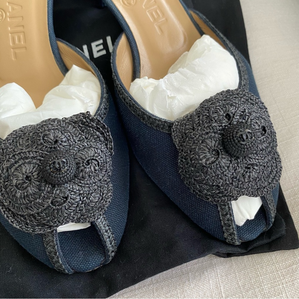 CHANEL Navy Blue Heels with Black Accents - Picture 12 of 15